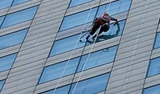 高空保潔的時(shí)候，如何刮去多余的水痕呢？